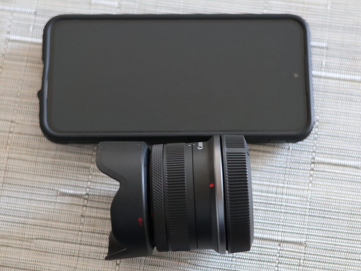 スマホと比べてもかなり小さいことが分かる