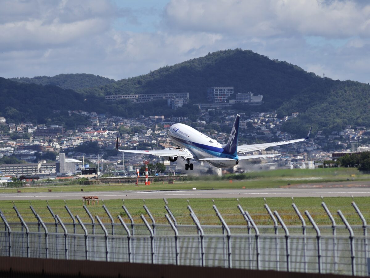 大阪空港にてANAを望遠で